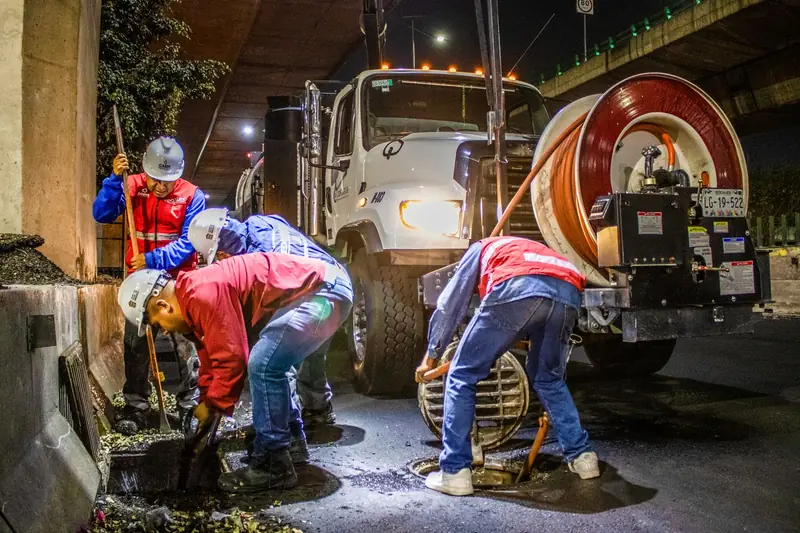 Strojní čištění potrubí motorovou spirálou